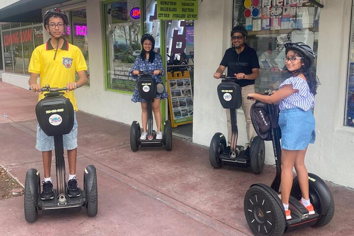 một nhóm người đang đi xe segway bên ngoài một cửa hàng