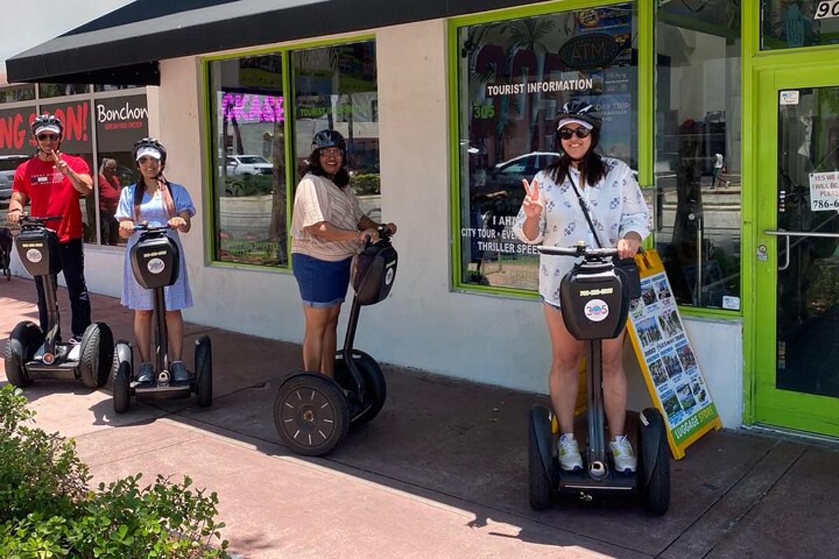 một nhóm người đang đi xe segway bên ngoài một cửa hàng