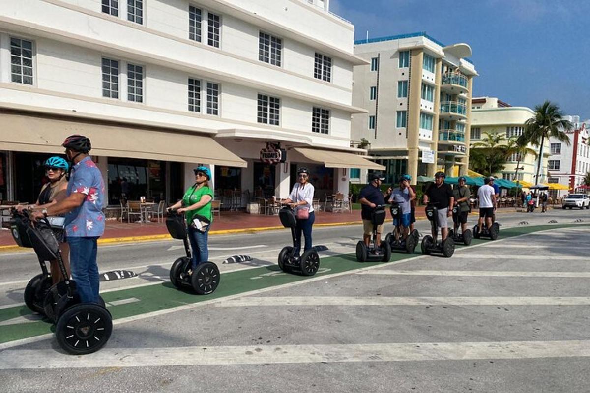 một nhóm người đi xe segway xuống phố