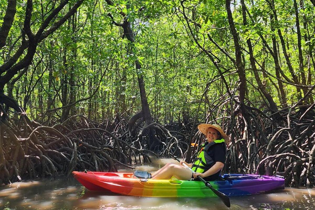 eine Frau sitzt auf einem Kajak in einem Fluss