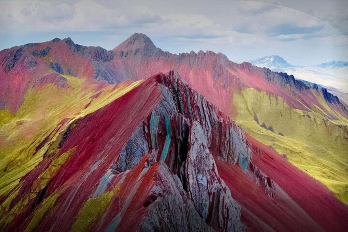 o pictură a unui munte colorat