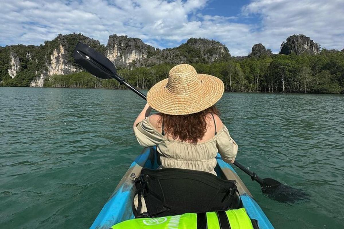 eine Frau in einem Paddelboot auf einem See