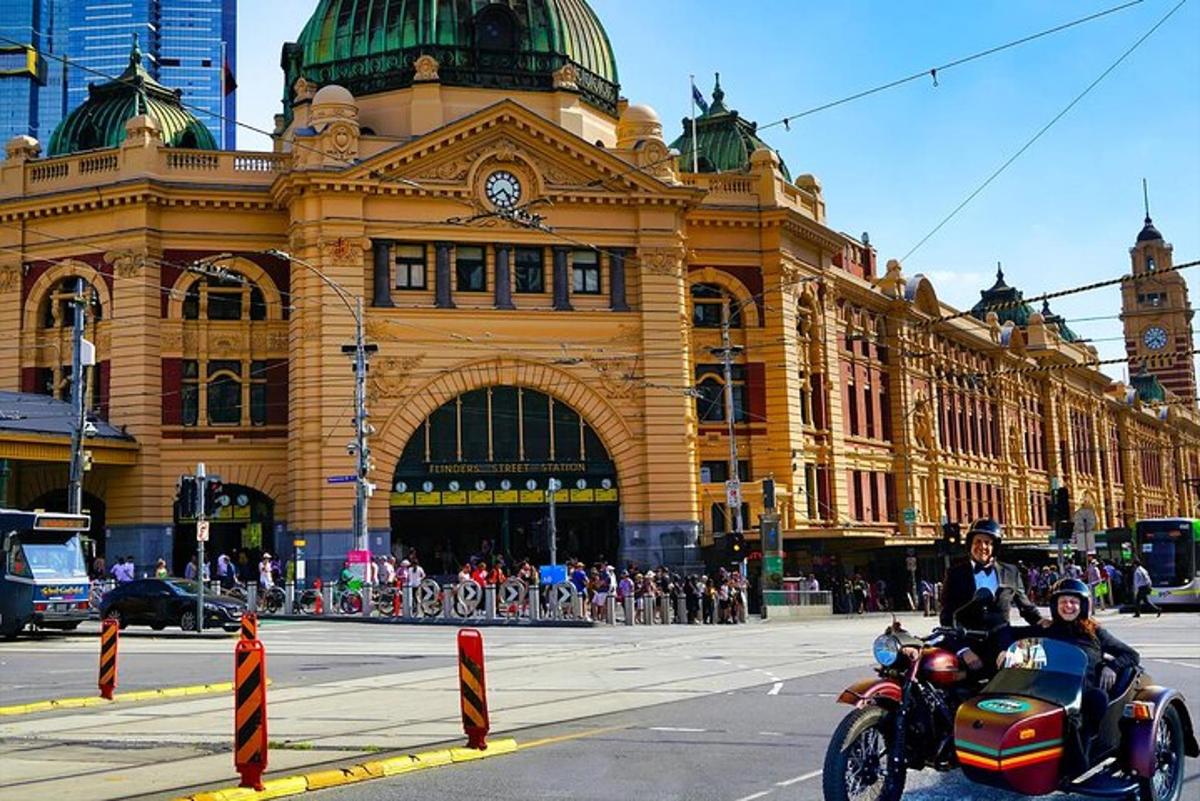 due persone su una moto davanti a un edificio