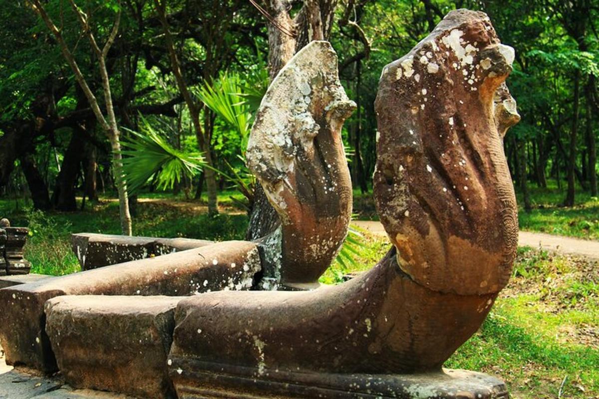 o statuie a unei fântâni arteziene într-un parc