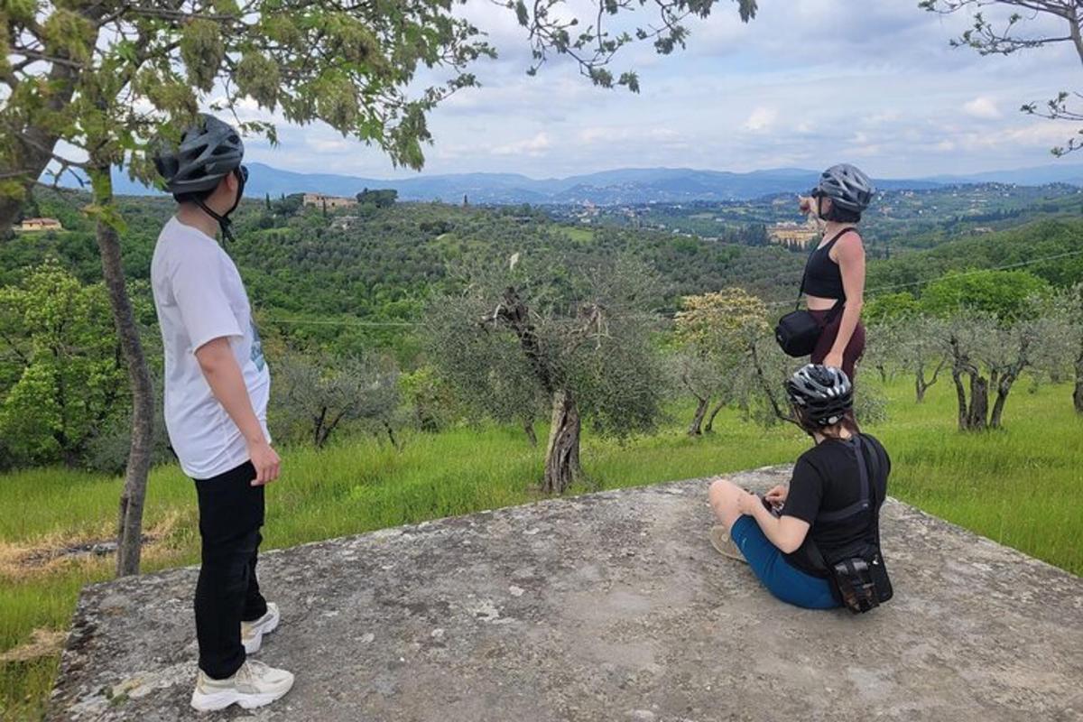 skupina lidí stojící na vrcholu skály