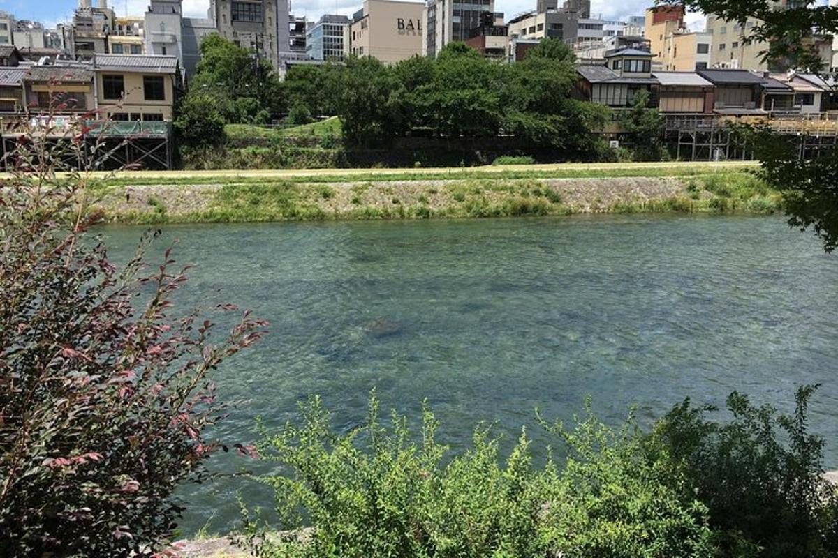 un riu en una ciutat amb edificis al fons