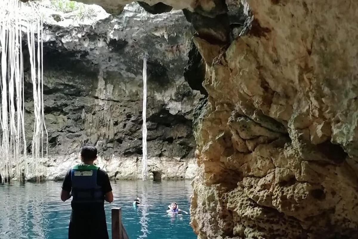 egy férfi áll a vízben egy barlangban