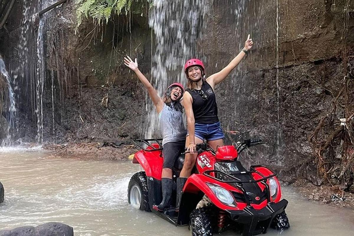 un home i una dona en un quad en una cascada