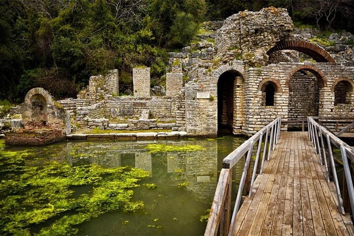 um edifício antigo com uma ponte sobre um corpo d'água