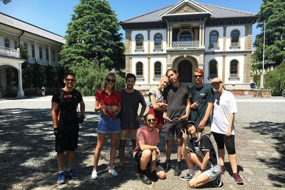 un gruppo di persone in posa davanti a una casa