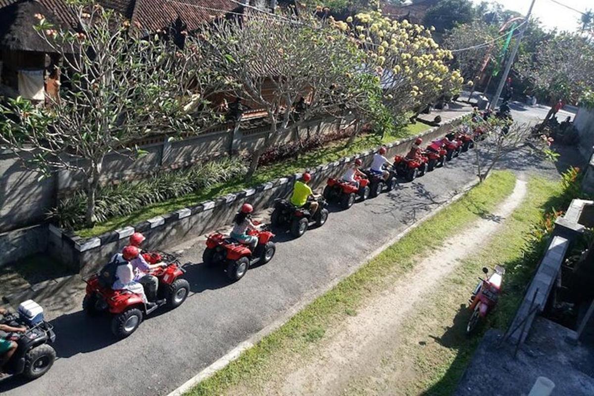 un grup de persones que circulen amb escúters per un carrer