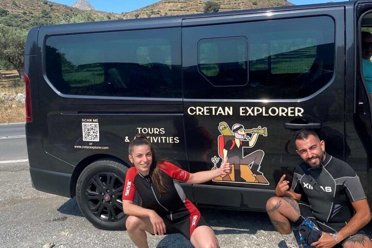 un uomo e una donna seduti davanti a un furgone