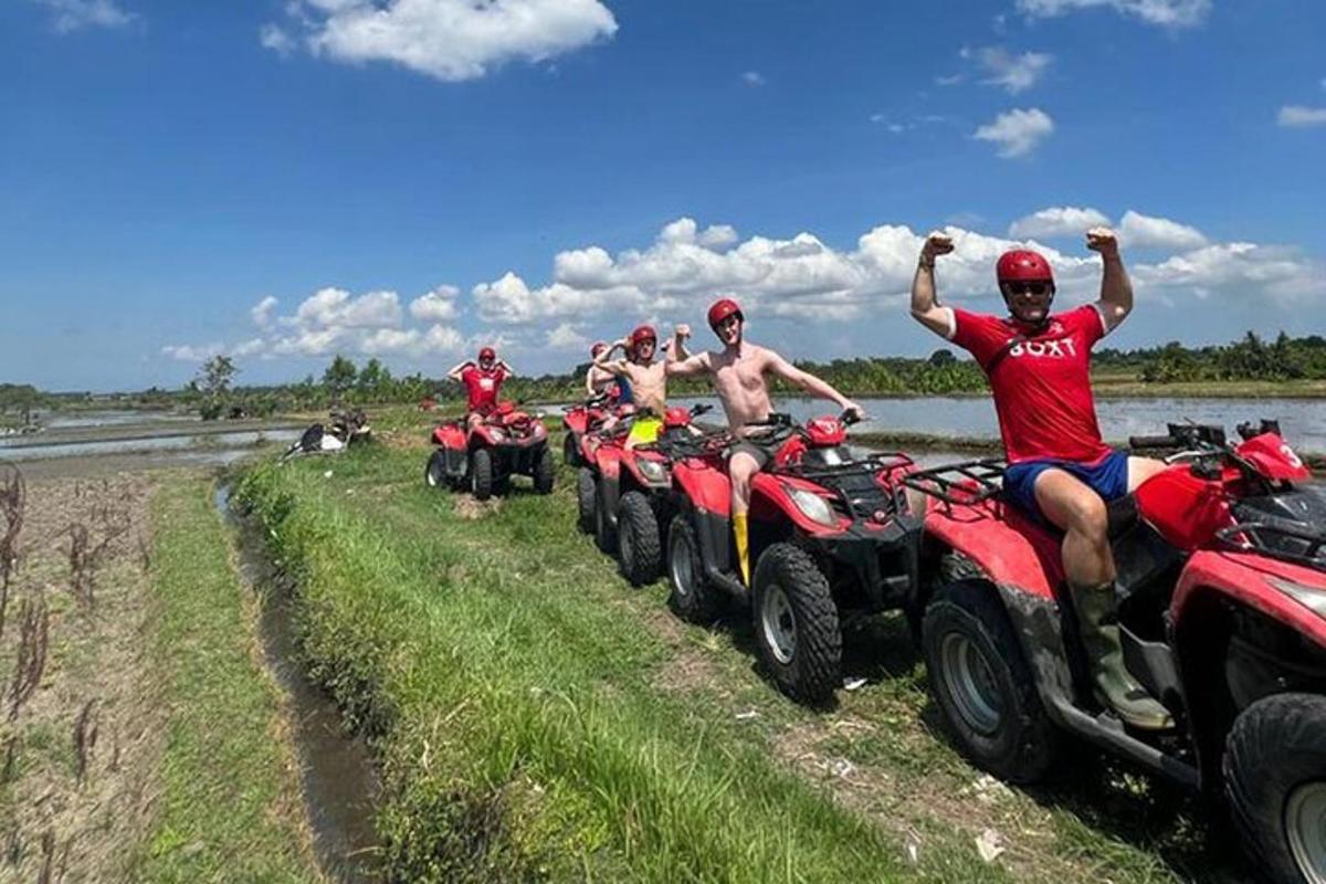 un grup de persones que condueixen quads per un camí de terra