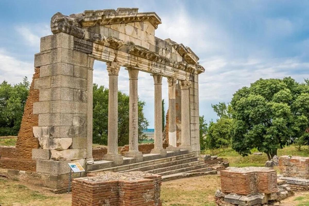 ruínas antigas de um edifício em um campo