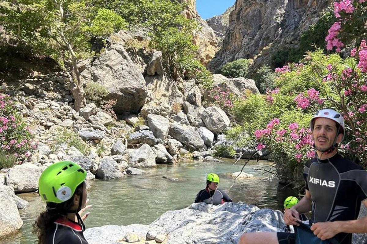 un gruppo di persone in piedi in un fiume