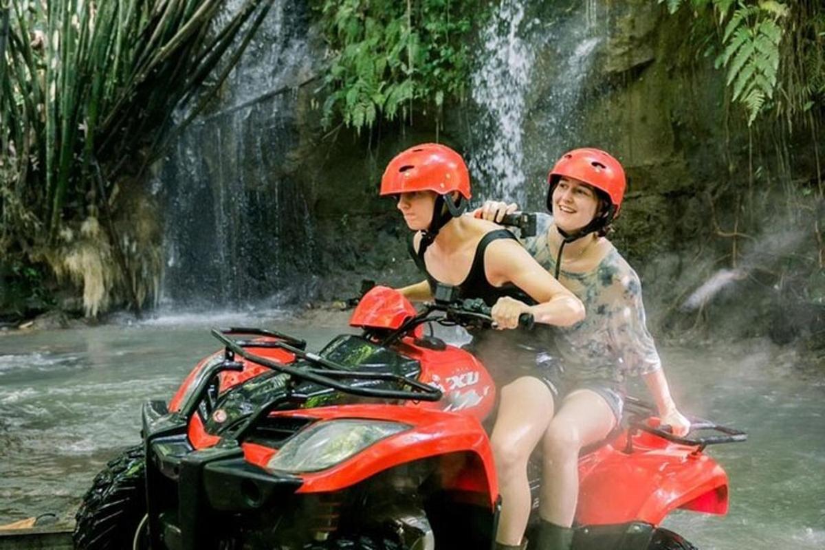 dues noies en un quad davant d'una cascada