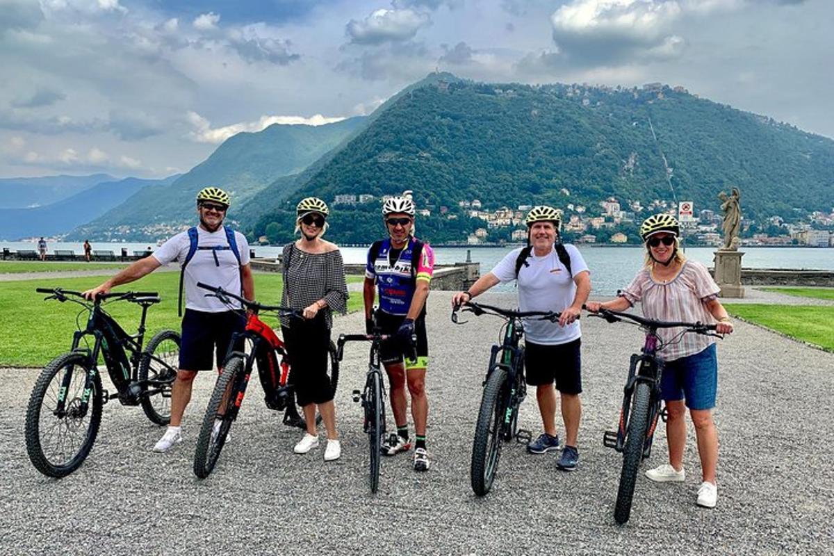een groep mensen die met hun fietsen staan