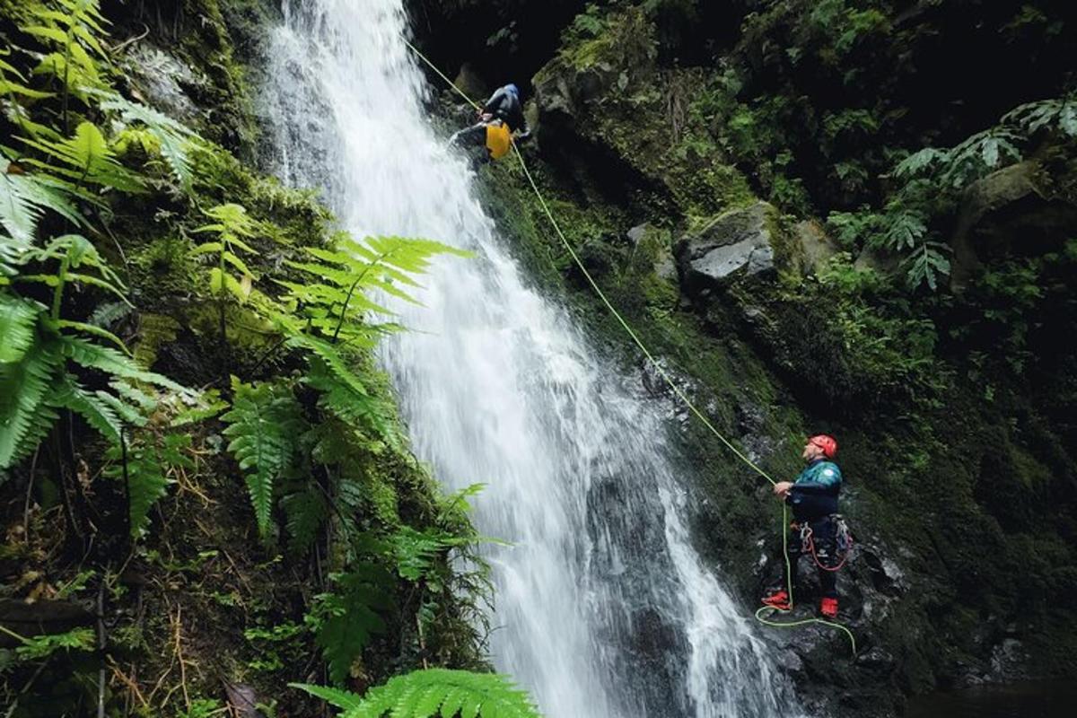 zwei Personen stehen auf einem Wasserfall