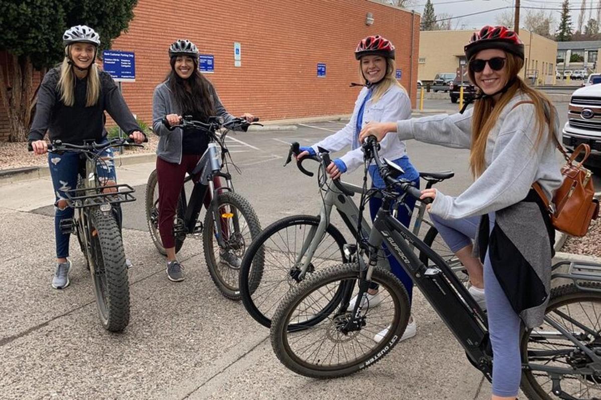 un grup de dones anant en bicicleta per la vorera