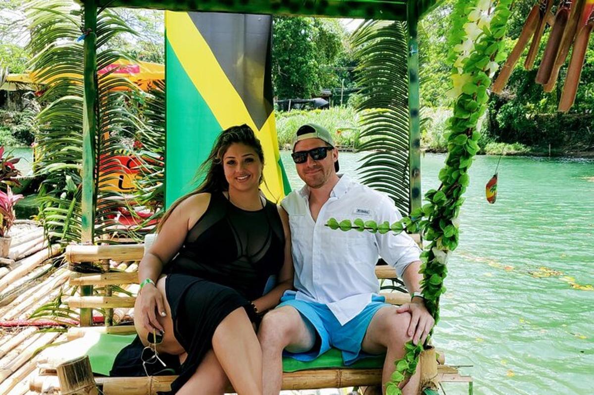 Un hombre y una mujer sentados en un mirador