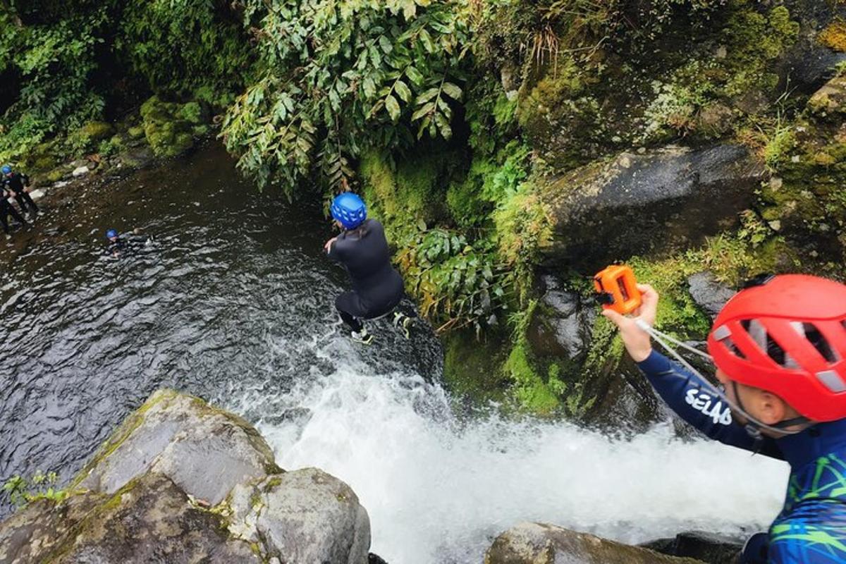 ein kleiner Junge ist in einem Floß in einem Fluss