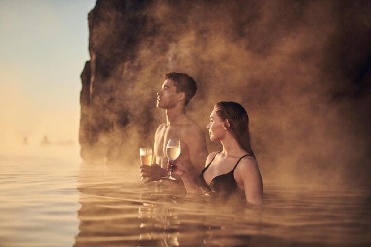 un uomo e una donna in acqua con del vino