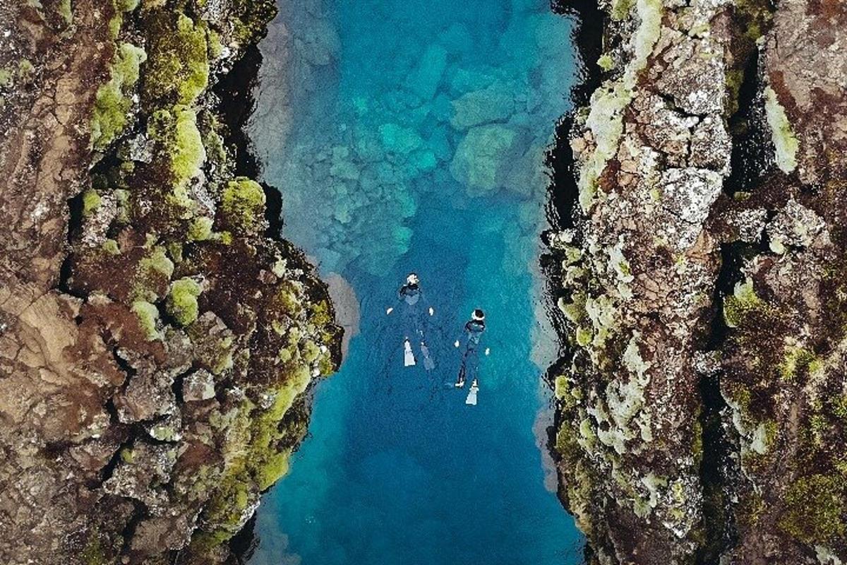 una vista aerea di due barche in uno specchio d'acqua