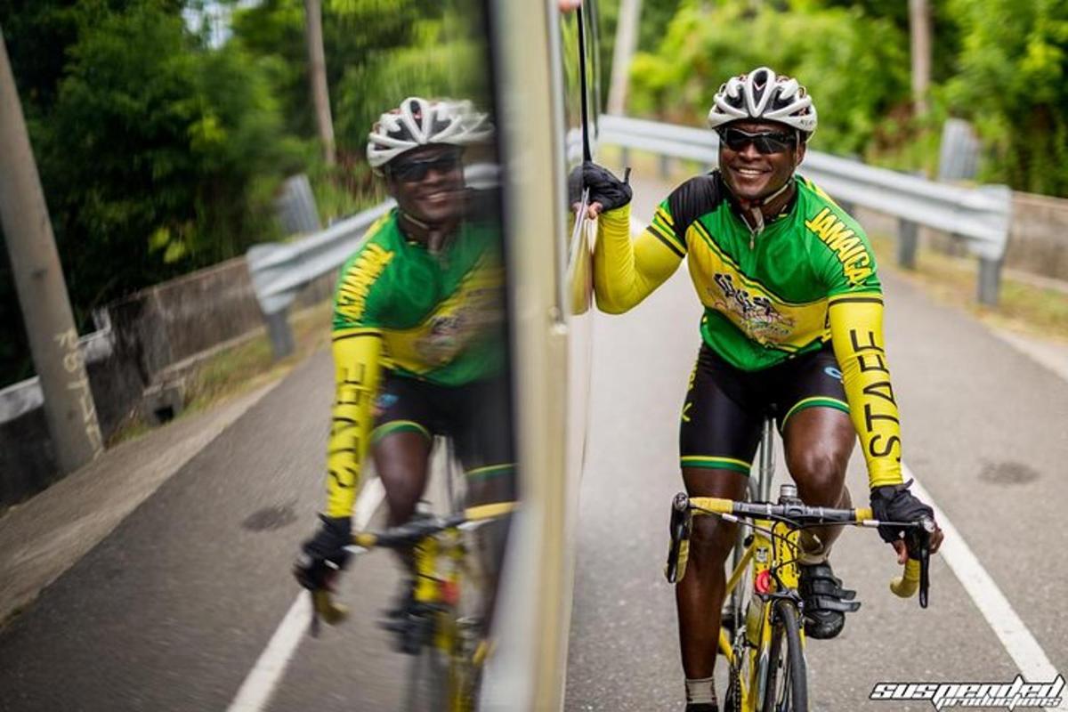 dois homens andando de bicicleta por uma estrada