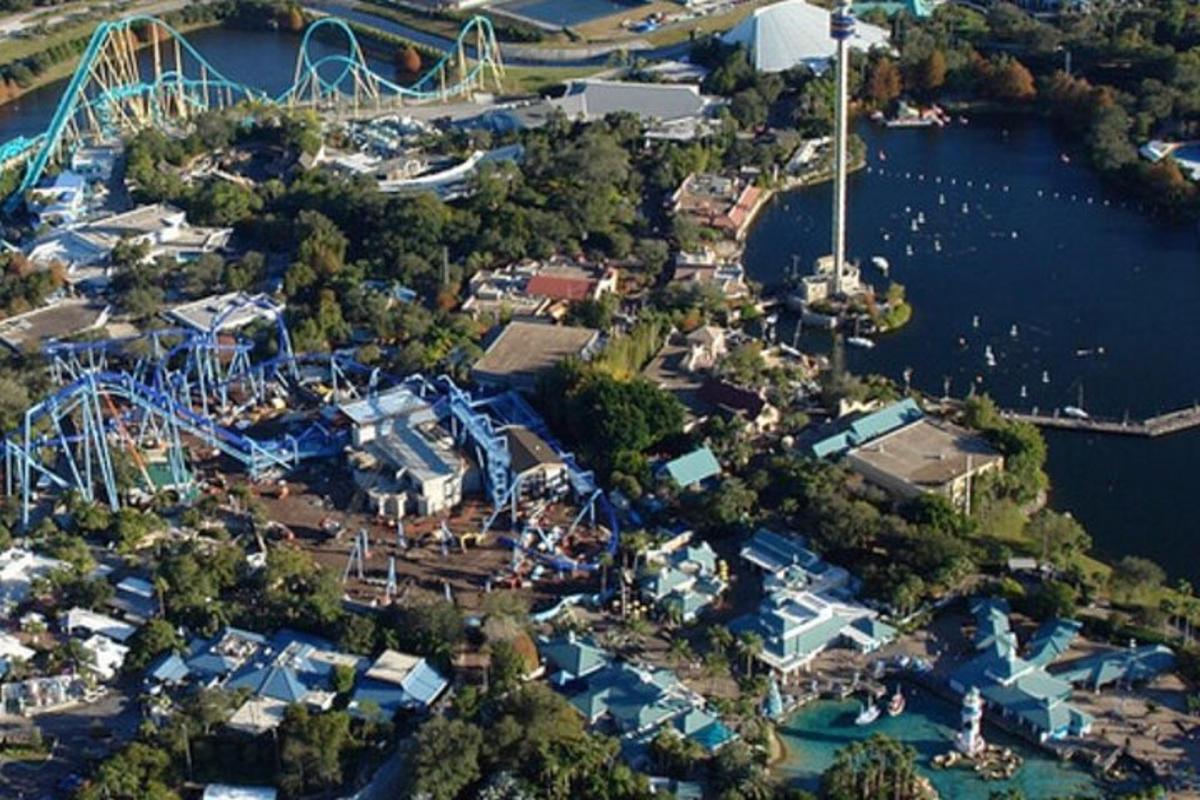 eine Draufsicht auf einen Wasserpark mit einer Achterbahn
