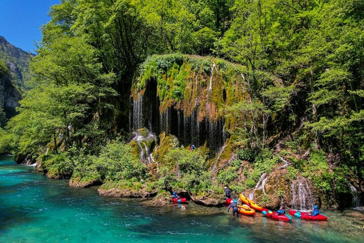 一群人沿着河流漂流