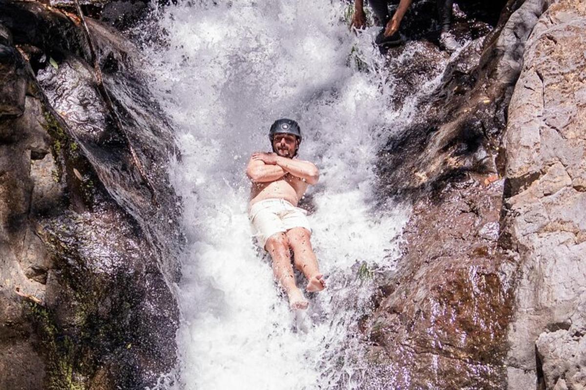 ein Mann, der mitten in einem Wasserfall liegt