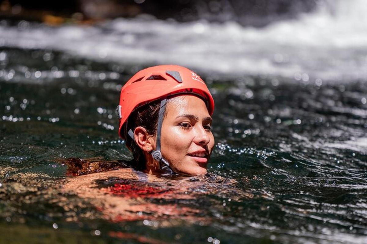 eine Frau im Wasser mit einem Helm