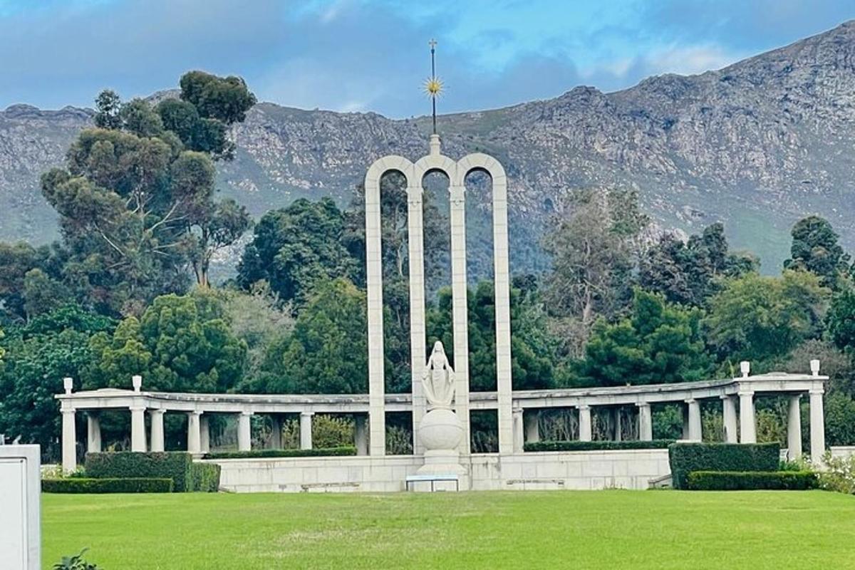 un monumento in un campo con una montagna sullo sfondo