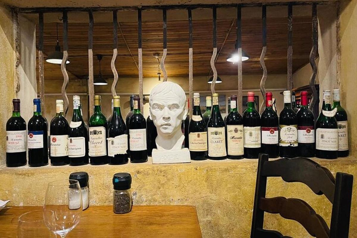 un mucchio di bottiglie di vino su un muro