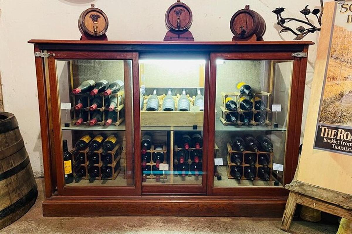 una vetrina piena di bottiglie di vino