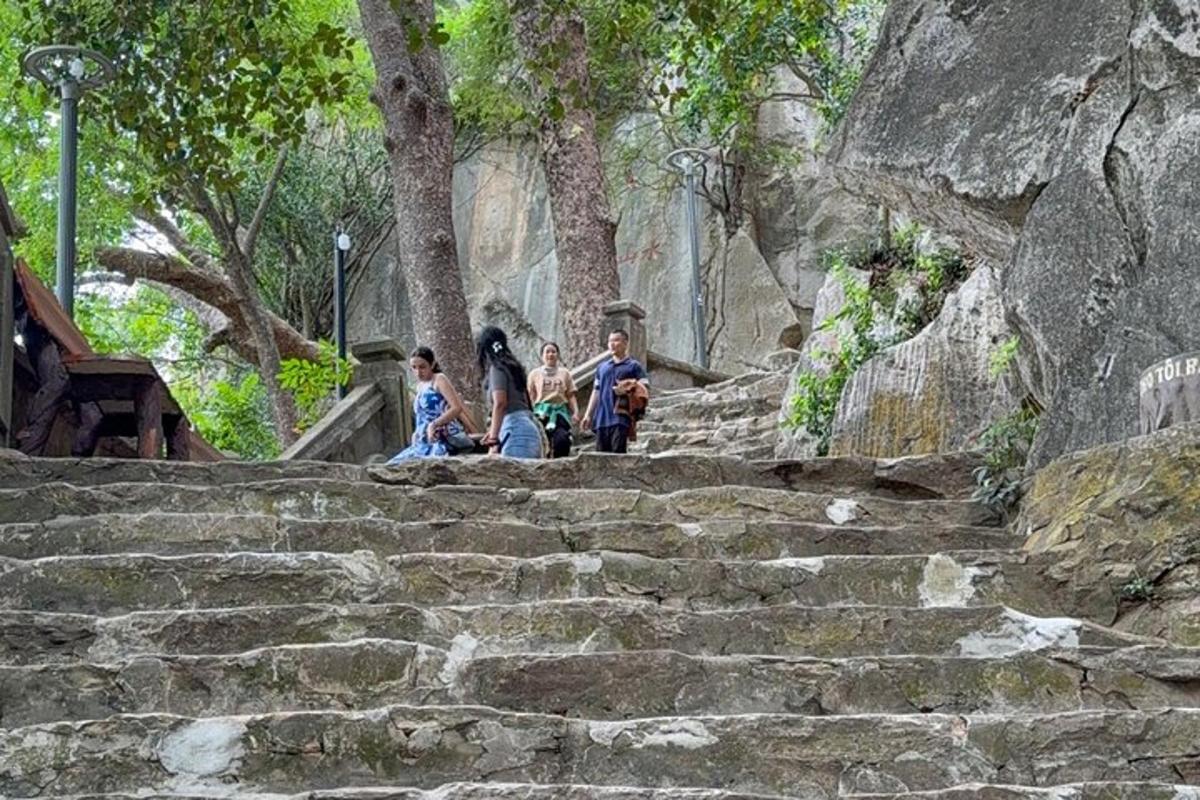 un gruppo di persone che sale delle scale di pietra
