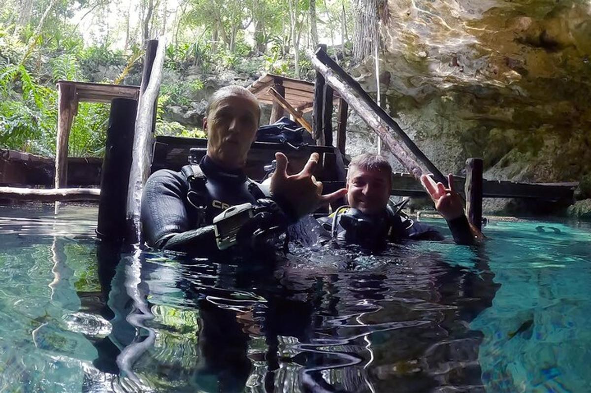 две особе у базену са водом