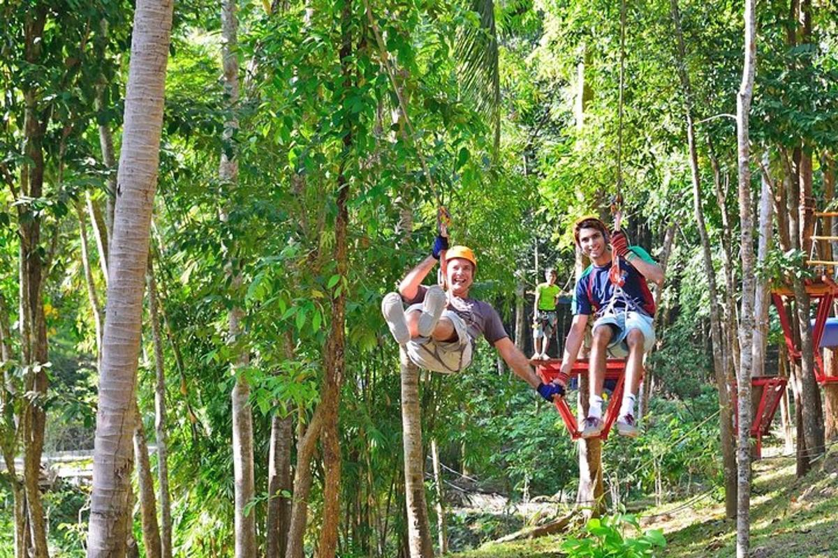 tre persone che cavalcano una teleferica tra gli alberi