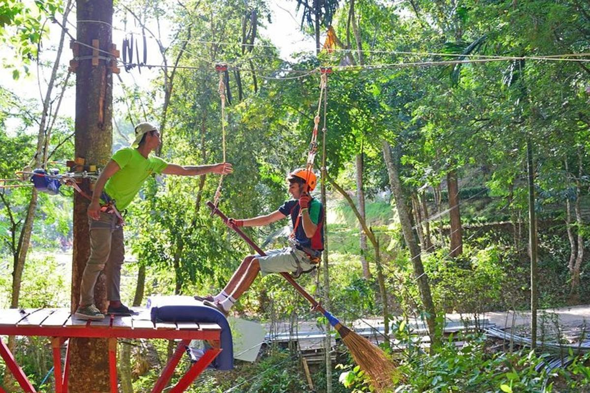 due uomini su una teleferica nella foresta