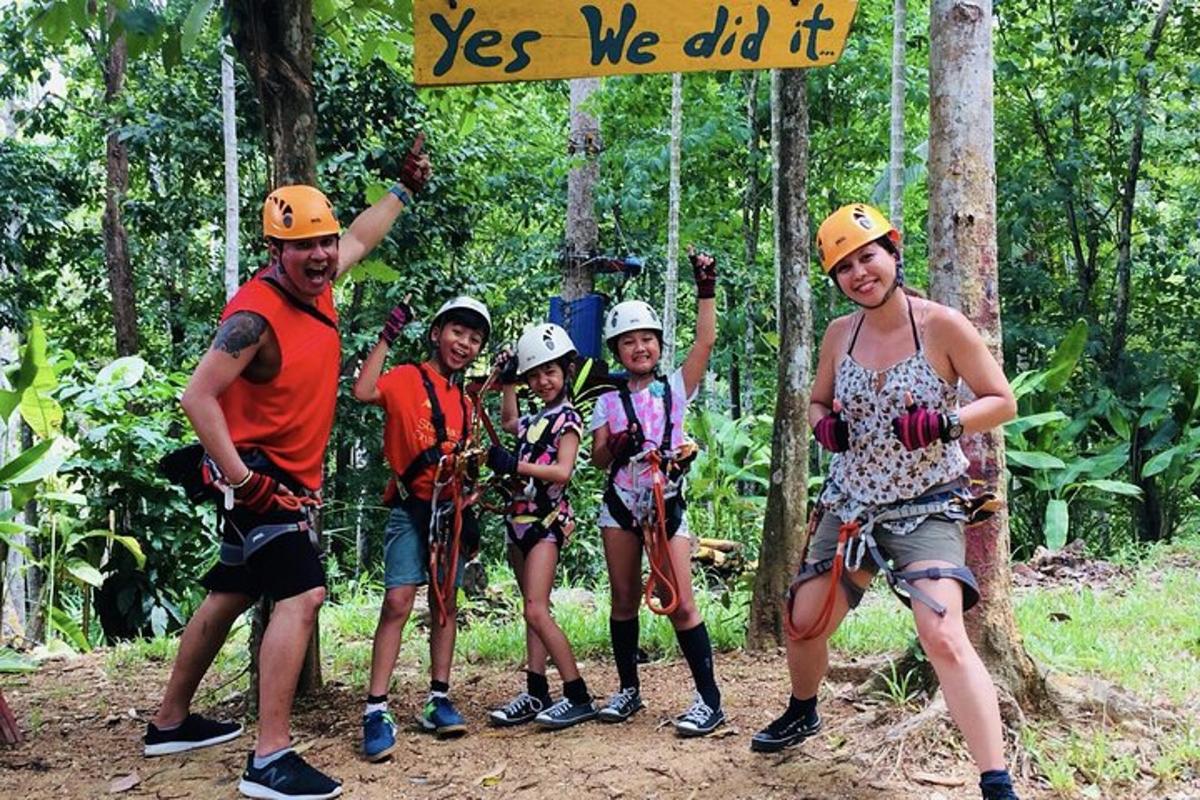 un gruppo di persone su una teleferica nella foresta