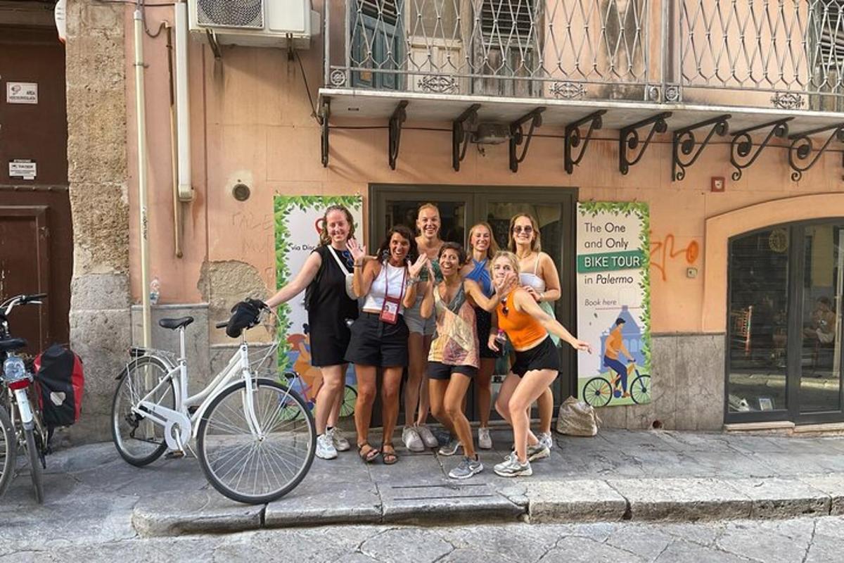Un grupo de mujeres de pie frente a un edificio.