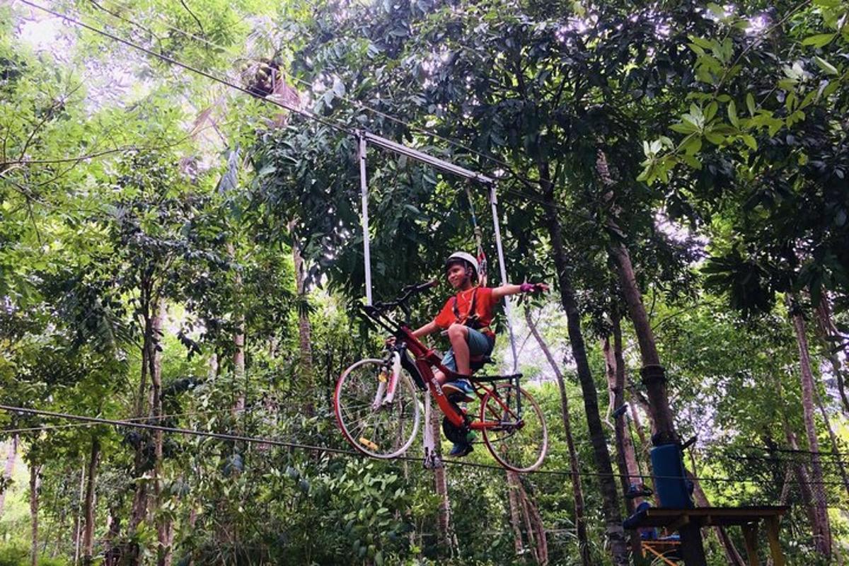 osoba jedoucí na kole na zipline
