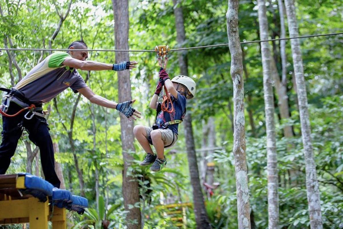 dva lidé na zip line v lese