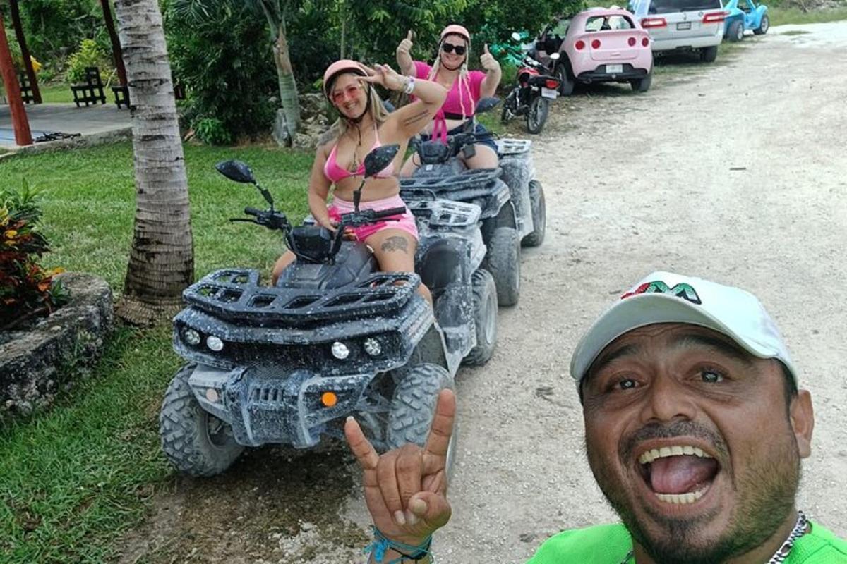 două persoane care călătoresc pe ATV-uri cu patru roți