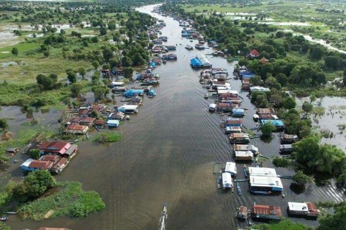 pemandangan udara sekumpulan bot di sungai