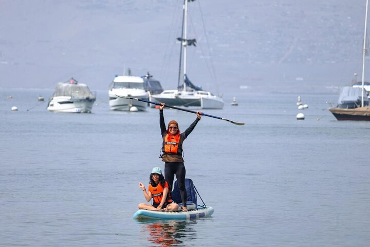 dva lidé na paddleboardu ve vodě