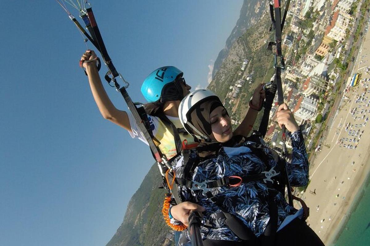 due persone su una teleferica sopra una montagna