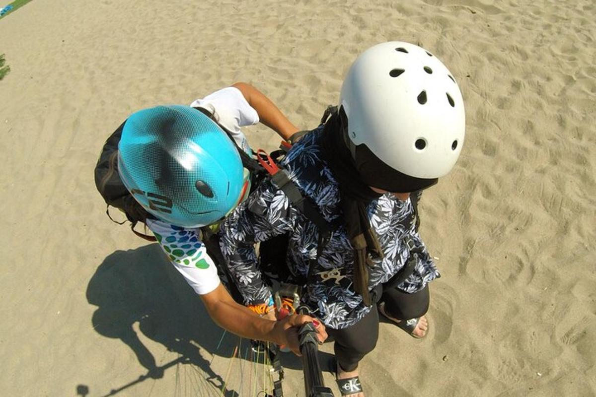 una persona che indossa un casco su una spiaggia