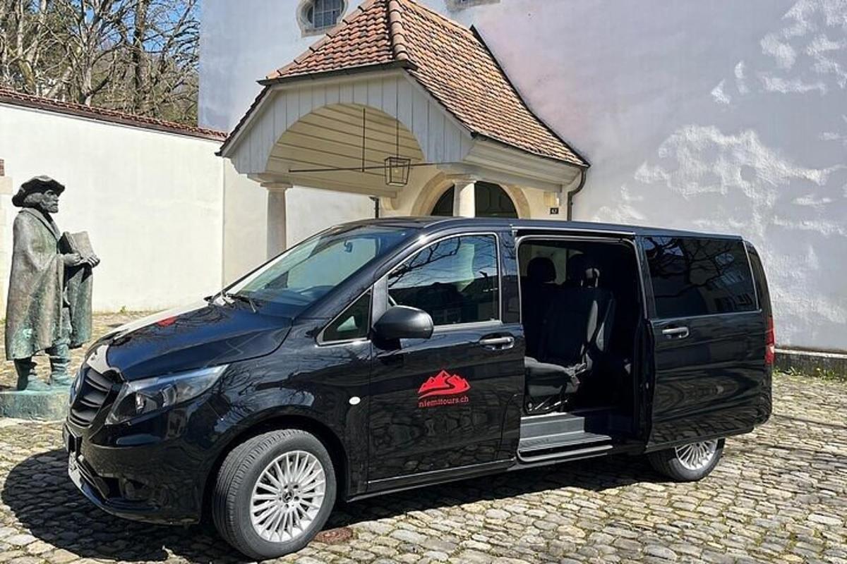 čierna dodávka zaparkovaná pred budovou