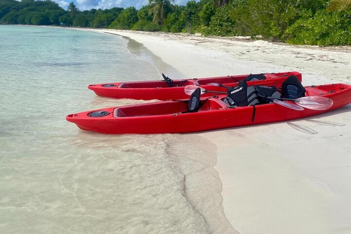 Dos canoas rojas sentadas en la arena de una playa